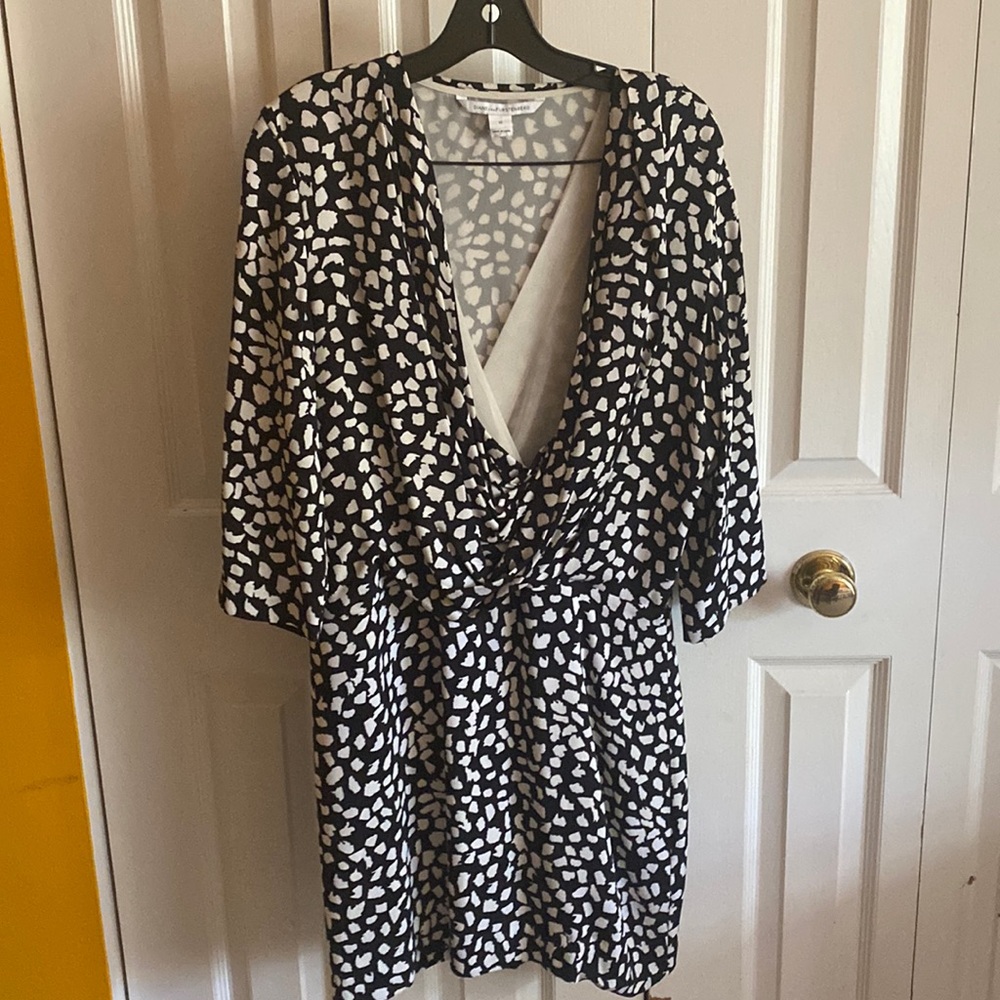 Diane von Furstenberg beautiful, black and white dress size 10. 95% silk